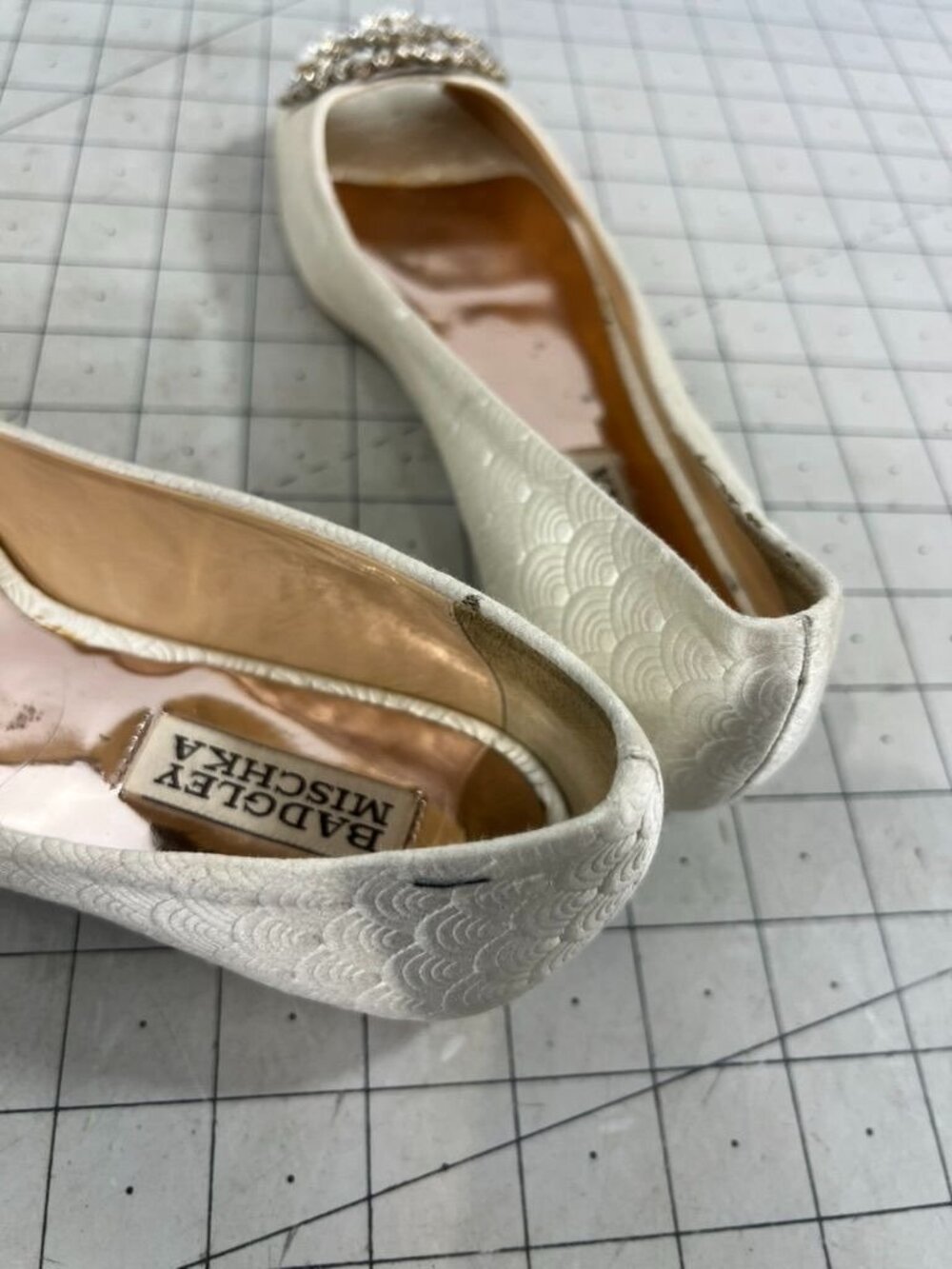 Badgley Mischka Ivory Satin Embellished Flats Peep Toe Sz. 6.5 Leather Sole ~ - Picture 5 of 7